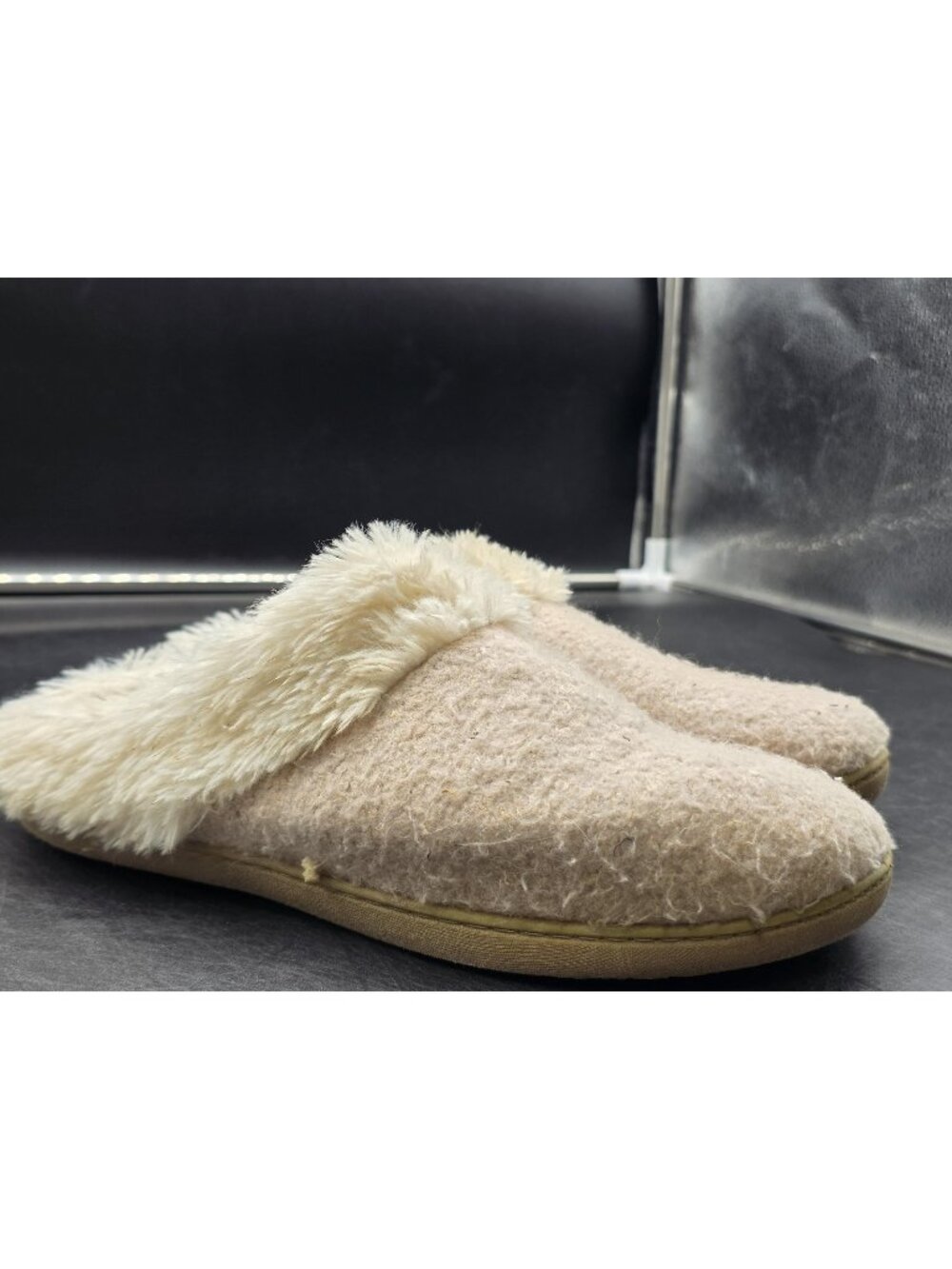 Isotoner Slippers Shoes Womens Size 9 Beige Fuzzy Faux Fur Mule House Indoor